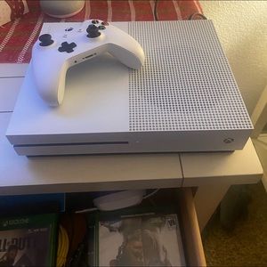 Xbox One & 7 games!!! Almost brand new!!